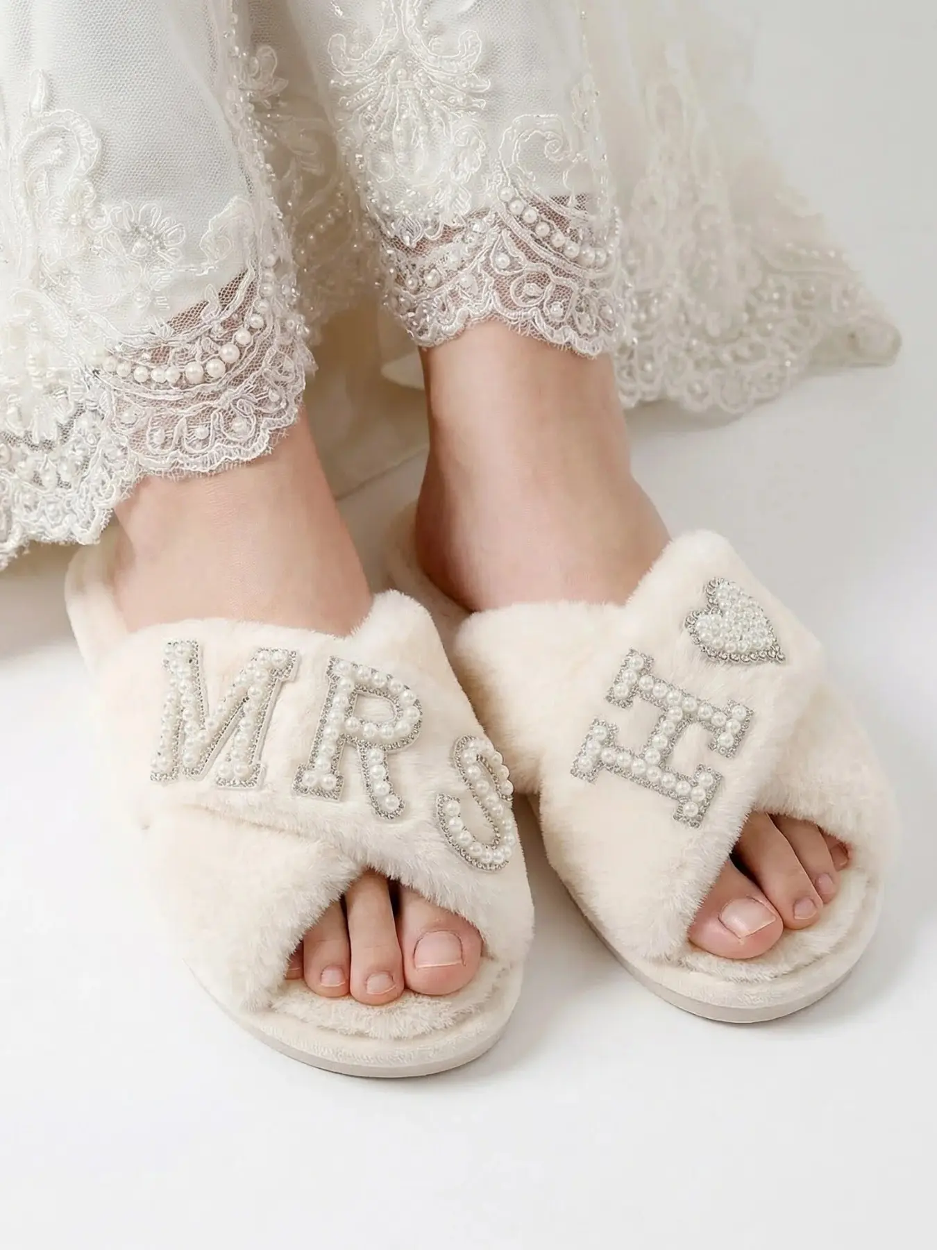 Customizable Letter H Plush Slippers, Ideal Gift for Bridesmaids, X-Strap Slide Plush Slippers with Pearl Rhinestone Heart Design Rubber Sole, All Seasons Indoor Wear Women