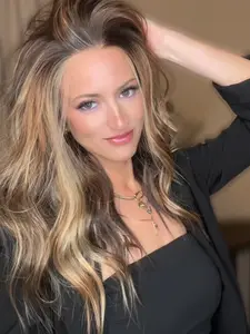 MACA BAKA Poppy Brown Caramel Blonde Brunette Layered Short Ombre Highlight Lace Front Wig with Scandinavian Hairline Glueless Low Density 14 Inches Natural Wavy HD Synthetic Lace Front Wigs for Women Pre Plucked