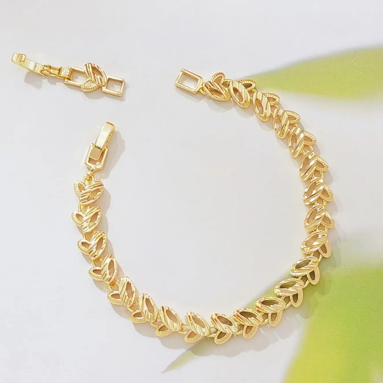 14K Gold Plated Twisted Hollow Heart Link Bracelet for Women, Textured Open‑Work Heart Chain Bracelet, Hypoallergenic Trendy Fashion Wrist Jewelry Daily Party Gift