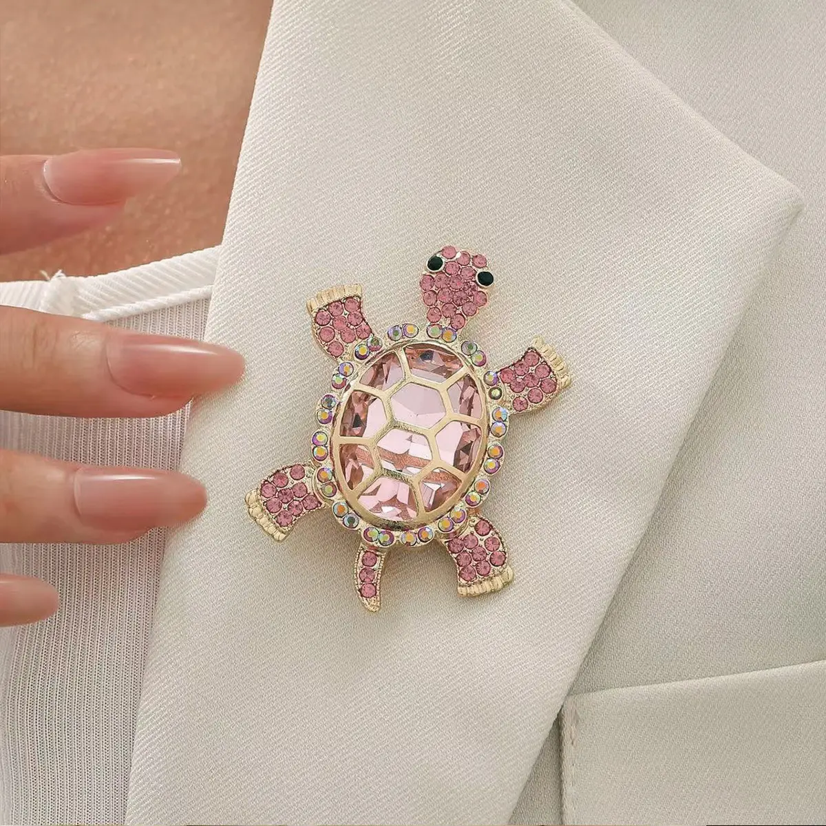 Elegant Pink Rhinestone & Gold-Accent Sea Turtle Brooch, Creative Metal Lapel Pin Fashion Accessory for Clothing, Scarf, Jacket
