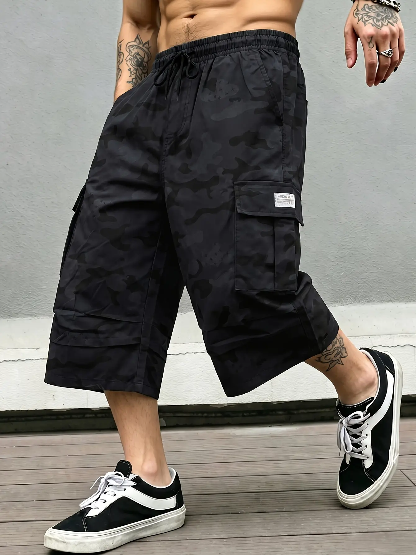 Men’s outdoor cargo casual pants with multiple pockets and a star design; camouflage retro street hip-hop cargo shorts with an elastic waistband and drawstring; suitable for outings, sports, everyday wear, and commuting.