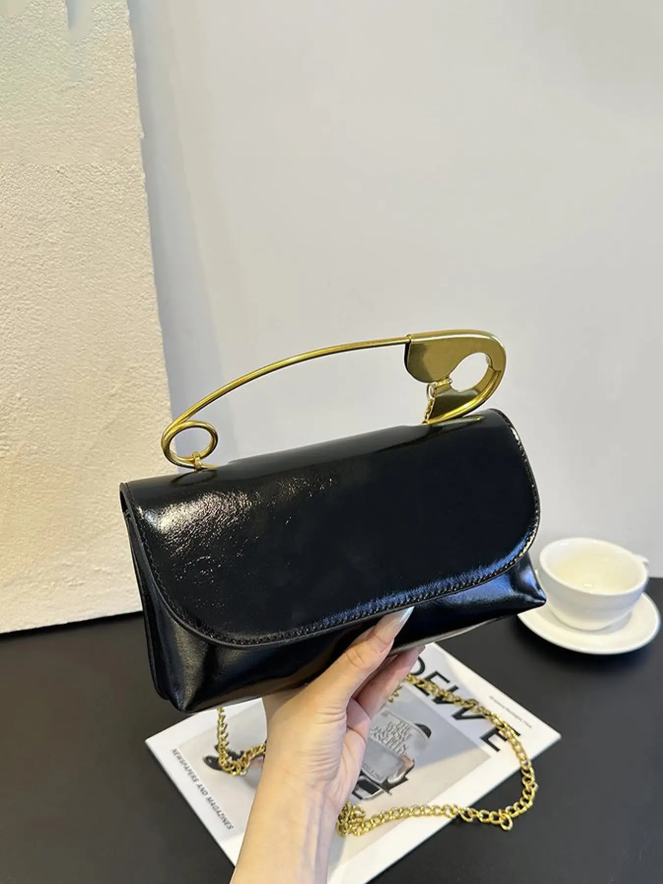 Fashionable Ladies' Handbag with Retro Paper Clip Handle, Stylish Handbag, PU Leather Bag, Casual Style for Daily Commuting, Casual Commuter Bag, Shopping and Gift Giving, Handheld Bag, Fashionable Purse, Casual Everyday Bag