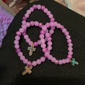 Kizzit- purple cross bracelet (1)
