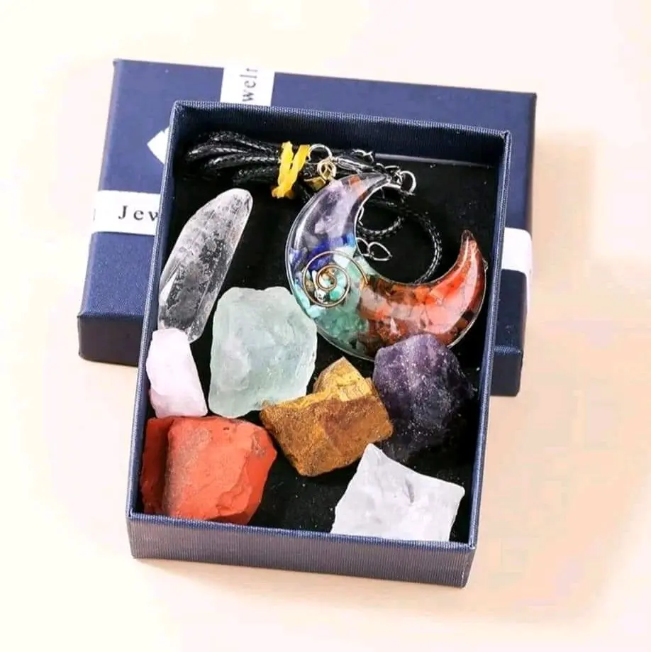 neckleace and cuarzos box
