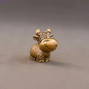 Small Bronze Cow Desktop Decoration, Expressive Mini Metal Cow Statue, Vintage Style Durable Figurine, Indoor Outdoor Home Office Desk Decor, Unique Rustic Ornament, Perfect Gift Idea for Animal Lovers & Home Decor Fans