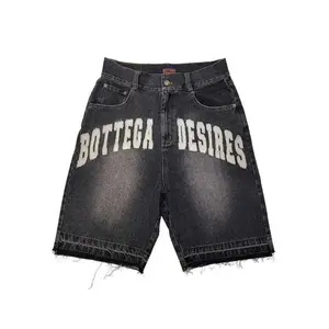 [Hot & Humid Weather Style] Mid-Length Denim Shorts: Showcasing a vintage street aesthetic, these shorts are adorned with stylish and intricate embroidery. They are the ideal choice for everyday casual street looks and vacation getaways.