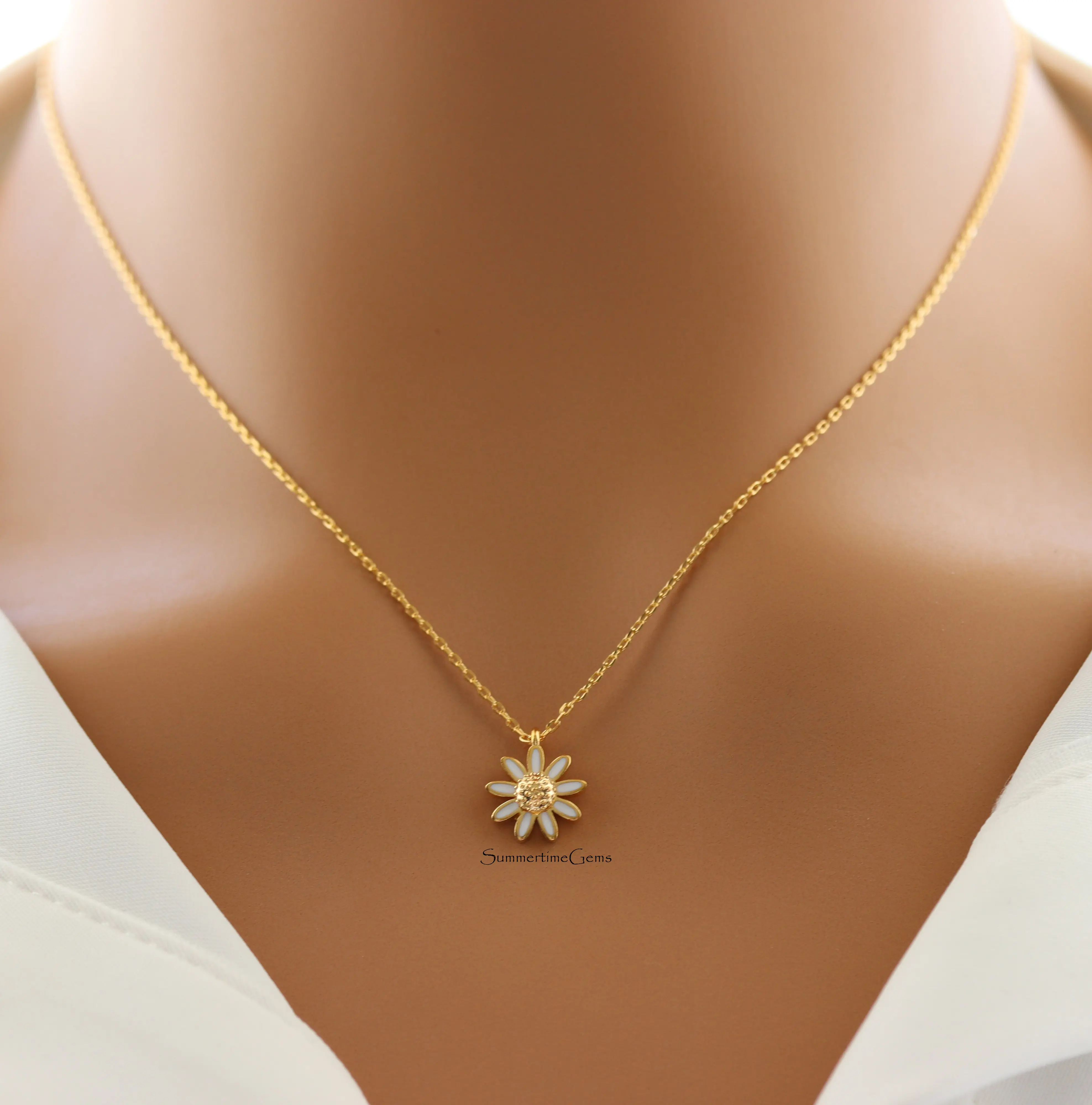 18K Gold Plated Dainty Daisy Flower Pendant Necklace – Cute & Feminine Floral Jewelry for Everyday Bloom