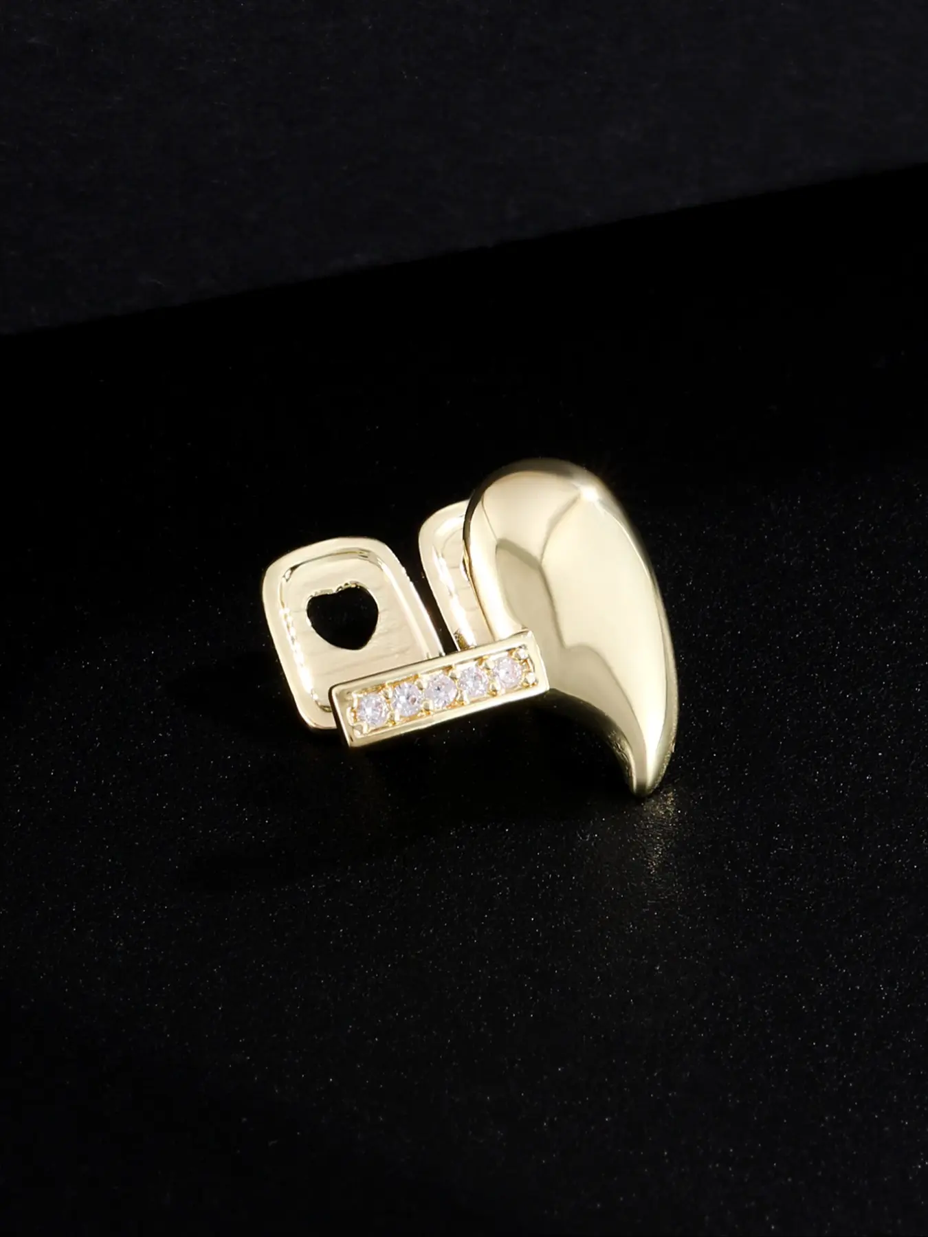 1Pc New Hip Hop Rapper Iced Out Fangs Grillz, Unique Design Cool Stylish Teeth Jewelry Accessory for Men Women Teeth Decoration #Grillz#FangGrillz#HipHopGrillz#RapperGrillz#IcedOut#TeethJewelry#HipHopStyle#StreetFashion#MensGrillz#CoolJewelry