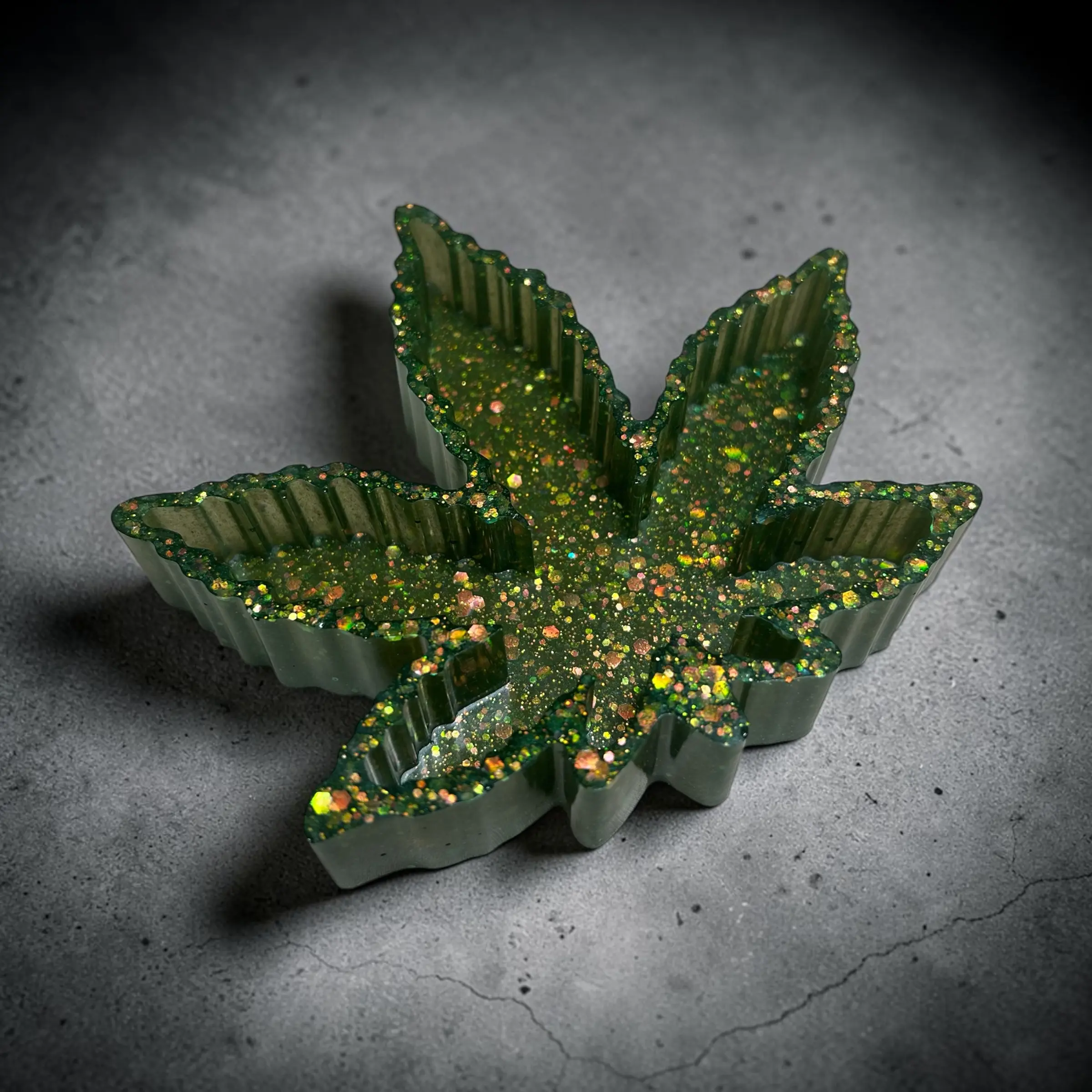Glitter Green Leaf Resin Ashtray, Home Decor Statue Figurine for Home Supplies Artistic Decorative
