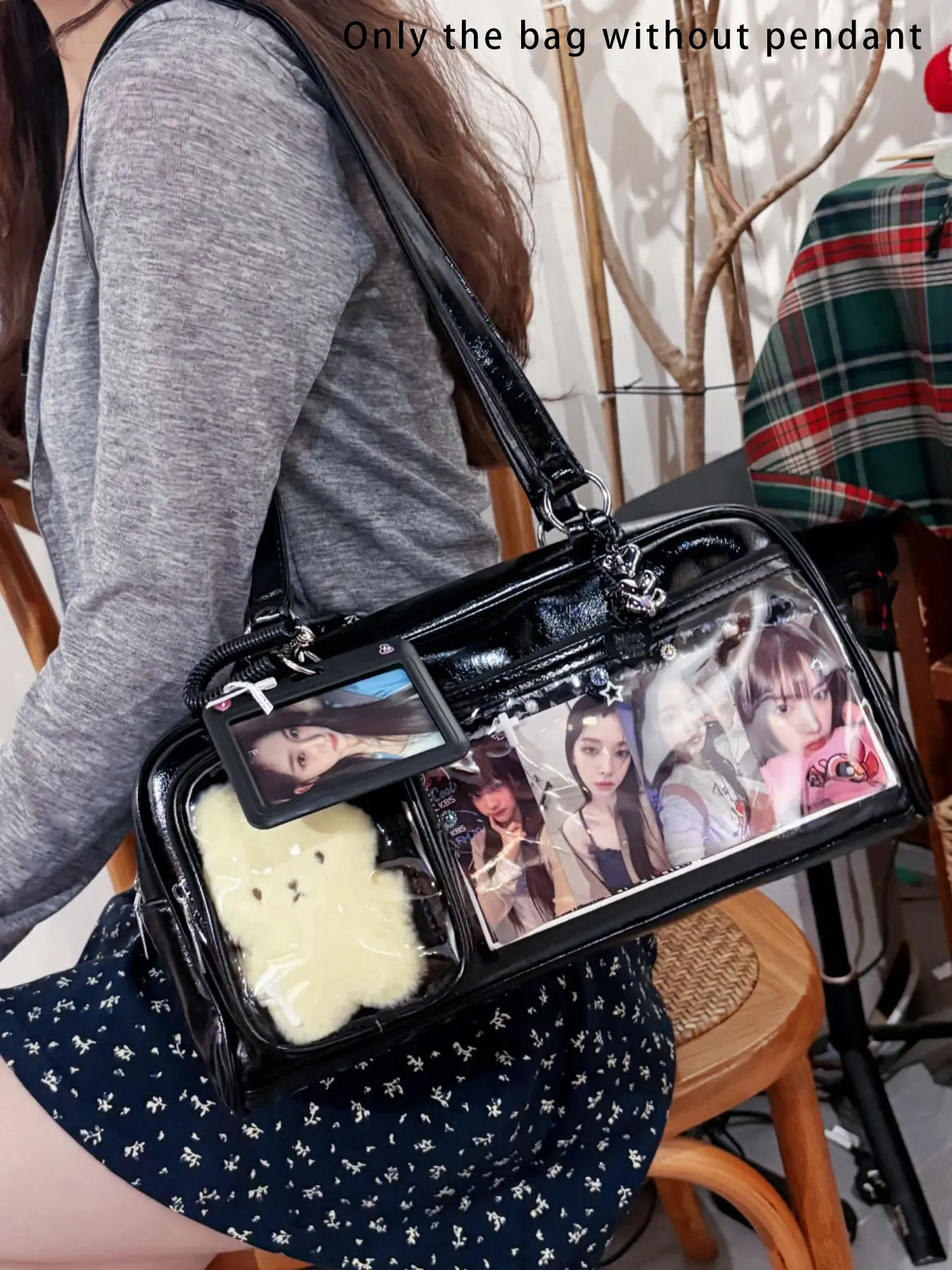 Black glossy transparent pain bag, star-chasing exclusive shoulder bag, can hold small card dolls, trendy shoulder messenger bag, commuter bag, Casual messenger bags, Patent Shoulder Bags