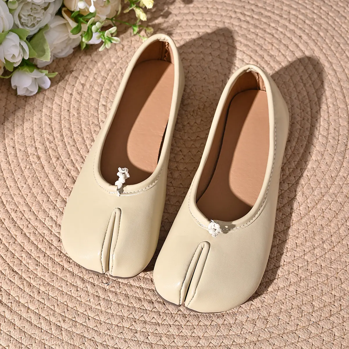 Women's Plain Synthetic Tabi Flats, Japanese-Inspired Split Toe Shoes for Party and Everyday Wear with a Lightweight, Non-Slip Sole