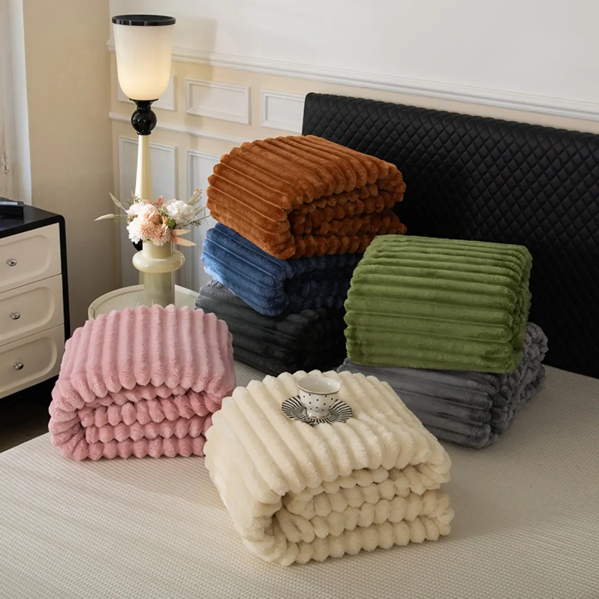 1PC Nordic Minimalist Fleece Blanket Throw, Soft Warm Blanket, Stylish Blanket, Thick & Warm, Aesthetic Decorative for Bed, Couch, Floor, Living Room, Dorm, Apartment, Machine Washable, Cozy Home Essentials, Soft Blankets (Scandinavian Style)