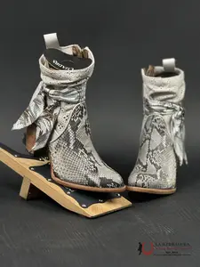 WOMEN’S CUADRA PLUNGE NATURAL ZIPPER & CUT OUT ROUND CU570