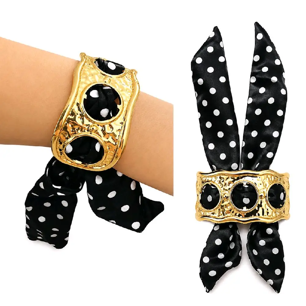 Pulsera con Pañuelo de Seda y Brazalete Dorado para MujerPulsera con Pañuelo de Seda y Brazalete Dorado para Mujer