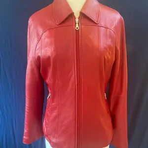 Vintage 2000’s Women’s Red Leather Jacket with Zipper Closure and Classic Style