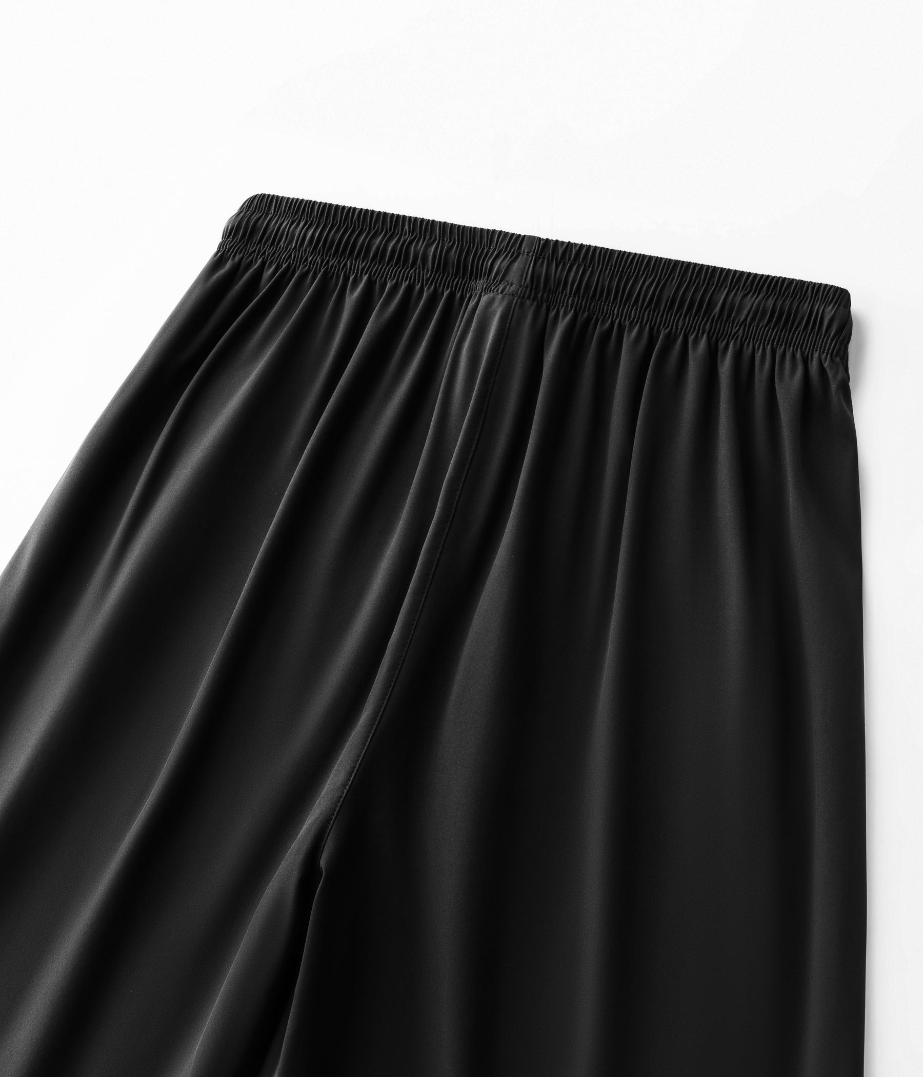 Men’s casual shorts—loose, comfortable, and breathable athletic shorts with reflective stripes on both sides of the legs. Available in multiple colors and suitable for all seasons; ideal for outdoor sports and fitness activities.