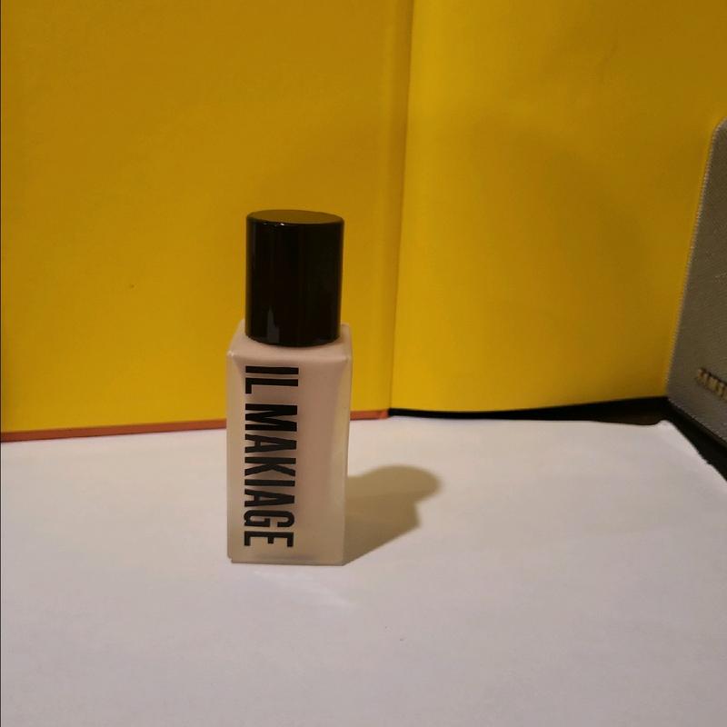 Introducing the IL MAKIAGE Woke Up Like This Flawless Base Foundation - the perfect foundation for a flawless, natural-looking complexion. With 30 ML of product and shade 10, this foundation is ideal for those with light to medium skin tones. Lightweight