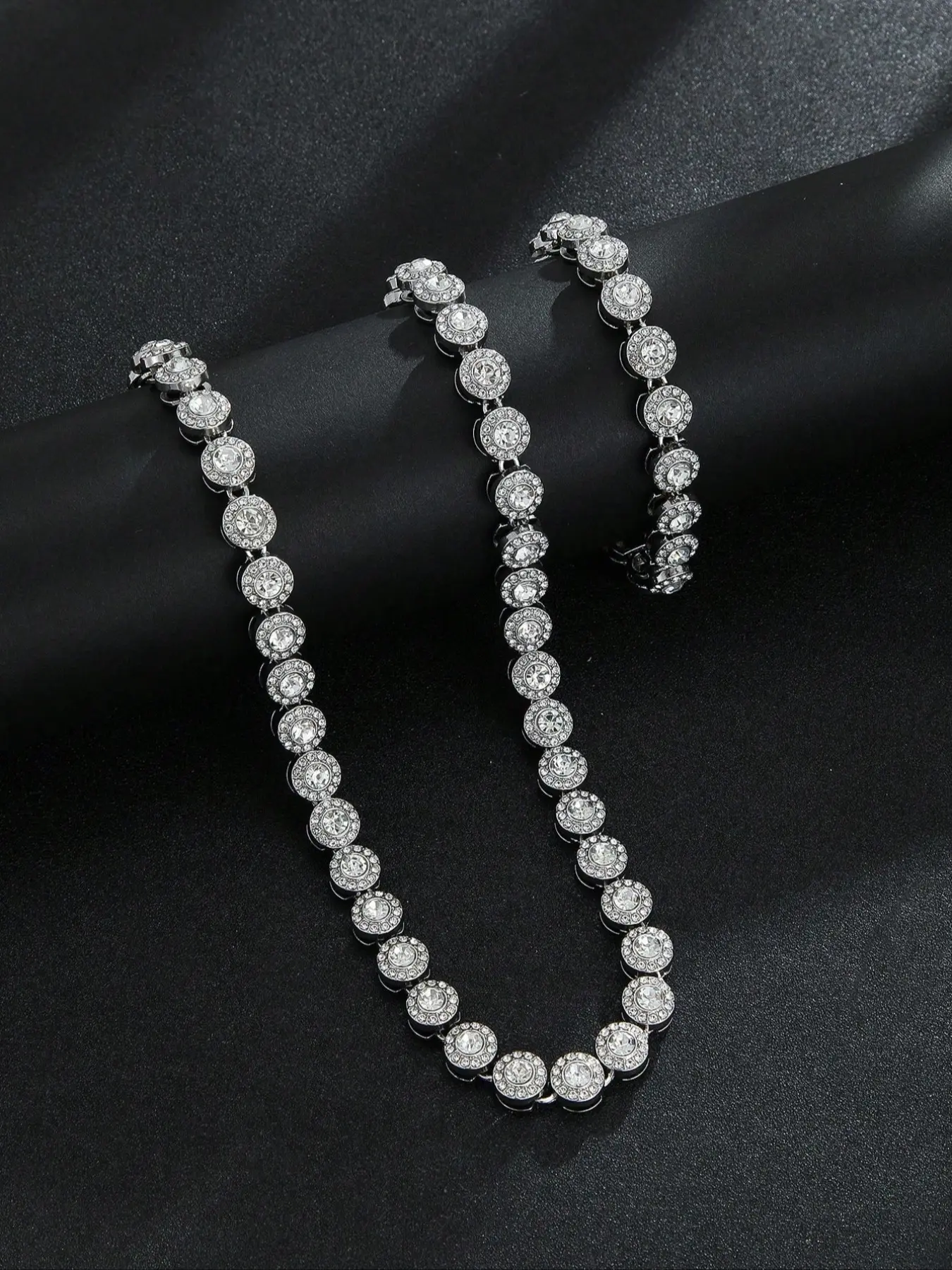 Elegant Round Pendant Necklace with Rhinestones, Cuban Link Design Jewelry for Women, Chic Gorgeous Jewelry, Perfect Evening Party Accessory, Exquisite Chain Jewelry, Rhinestone Decorated Necklace
