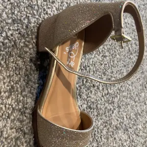 Art Class Kids' Fannie PU Polyurethane Classic Style Block Heel Sandals - 1.5" Open Toe, Ankle Strap with Buckle for Customizable Fit