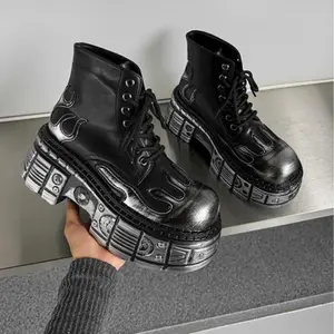 Men’s Black & Silver Flame‑Embroidered Platform High‑Top Boots. Vintage‑finished silver toe and flame design add punk vibe. Gear‑style sole delivers bold presence with leg‑lengthening effect.