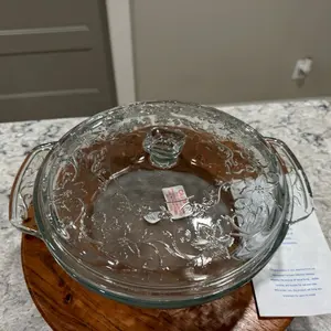 Cacerola de cristal de la línea fantasía con capacidad de 2QT, incluye tapadera verde de plástico. Princess House