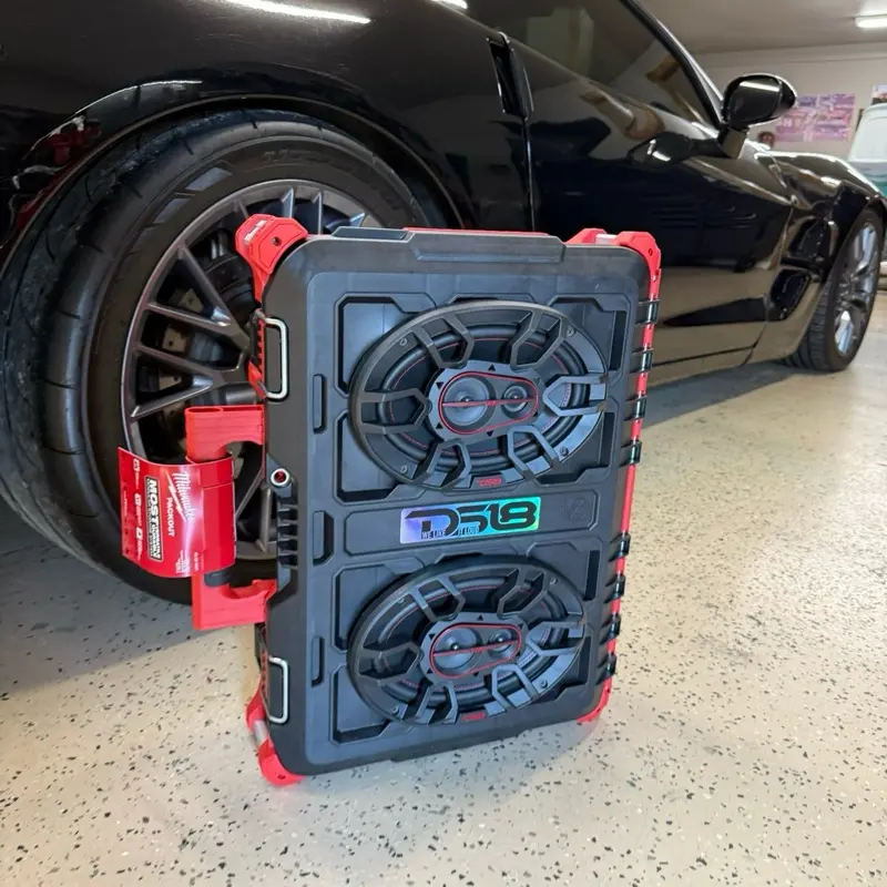 Packed-out Pounder (Ds18)  Speakers