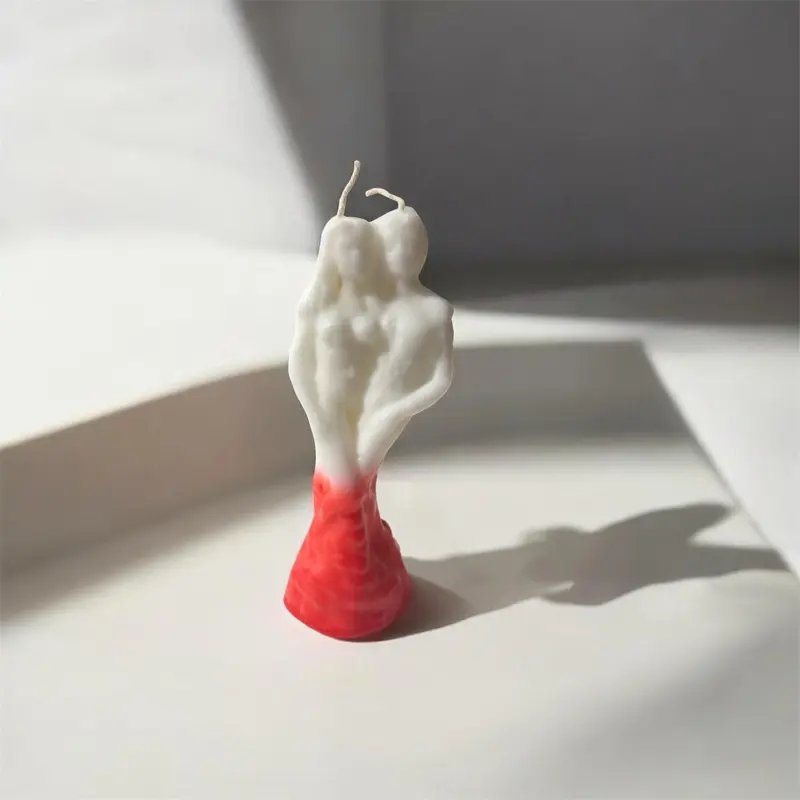 Vela de figura de pareja de matrimonio roja y blanca. Candle