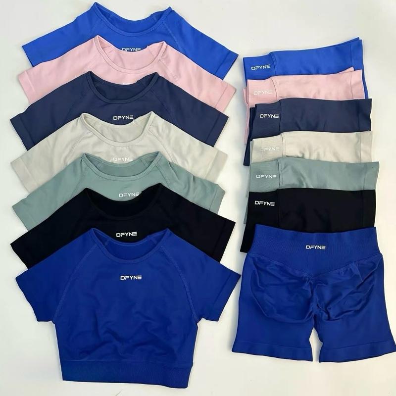 DFYNE Seamless Gym Set – Yoga Crop Top with Sleeves & Pleated Scrunch Shorts for Women