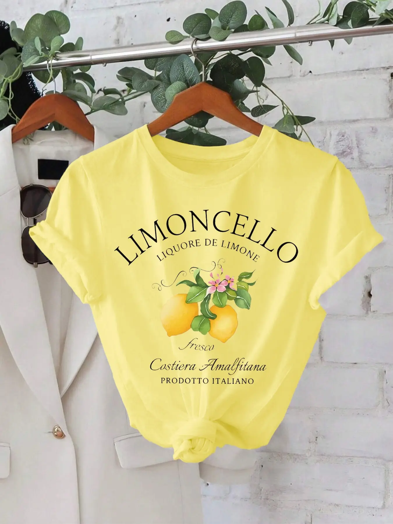 Women's Italian Lemon Print Yellow Short Round Neck T-Shirt, Lady Amalfi Coast Limoncello Geometric Graphic Tee, Casual Everyday Tops for Spring & Summer Vacation, Beach Trips and Casual Outings Top
