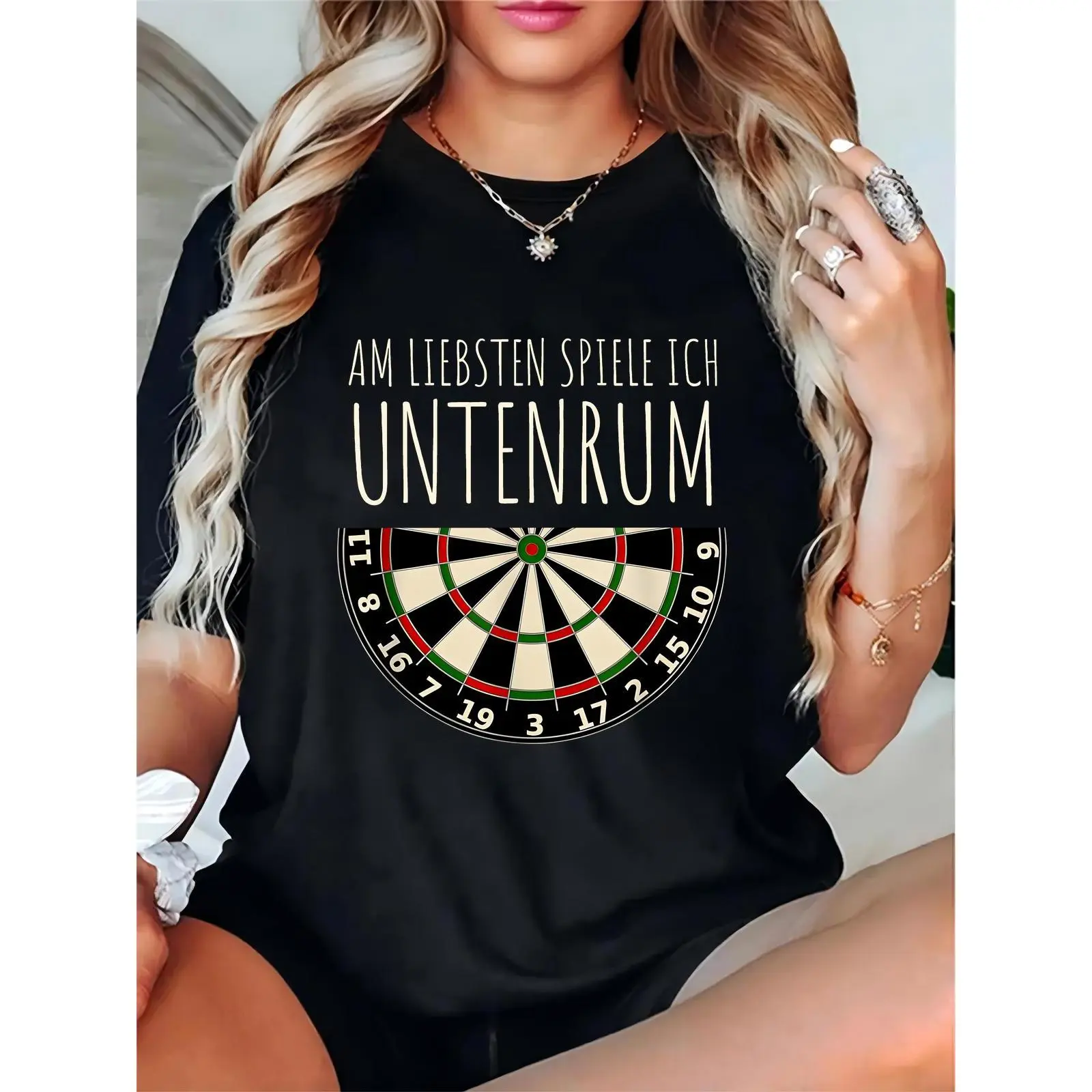 Women's Black T - Shirt with Dartboard Graphic & German Text – Casual Wear for Game Nights, Darts Enthusiasts & Everyday Style