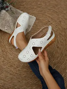 2026 New Women's Holey Sandals, Thick Sole Platform Closed-Toe Sandals, Large Size Summer Casual Retro Mom Sandals, Comfortable and Stylish
