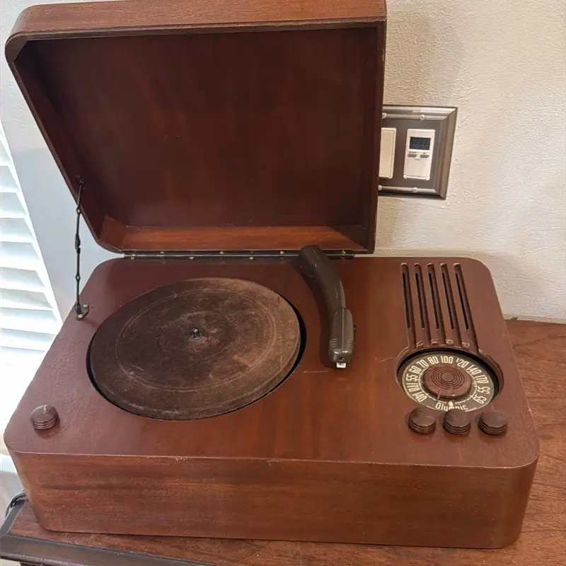 1947 All Tube 78rpm player with AM Radio and Bluetooth