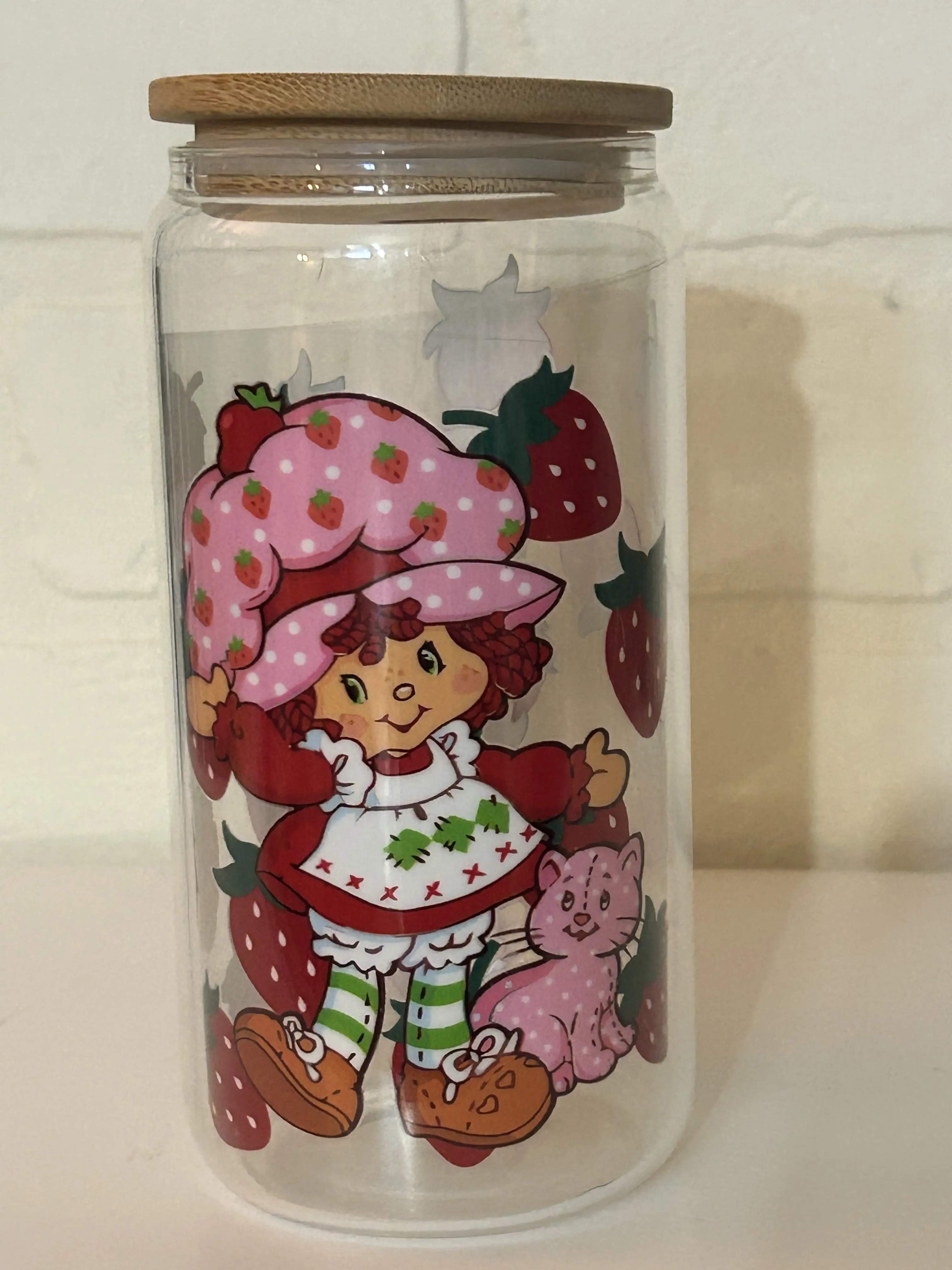 Strawberry Shortcake and her cat surrounded by the Strawberries 16oz Libby glass