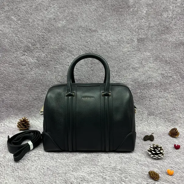 Pre-owned Givenchy Leather Shoulder Bags 7.8'' R2519 Shoulder Bag C18676185110 1118 T1 Chloe