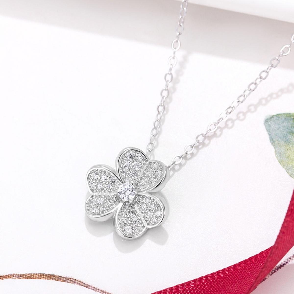Timeless Floral-Inspired Pendant Necklace, Premium Craftsmanship Sparkling Flower Jewelry, Versatile Layering Necklace for Women, Elegant Gift for Mom Girlfriend Wife, Suitable for Daily Wear & Special Events