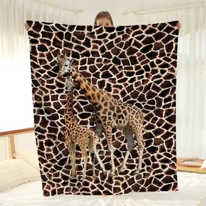 [Luxurious Giraffe Print Blanket] Cozy Polyester Luxurious Giraffe Print Flannel Blanket - Vivid Animal Design All-Season Throw for Home Decor & Warmth Soft Lightweight Blanket