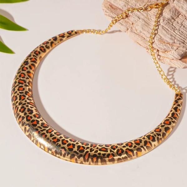 ANDKISS U-Shaped Necklace — The Bold Punk Clavicle Chain That’s Pure Main Character Energy. Western-Inspired, High-End, and Totally Unhinged (In a Cool Way).