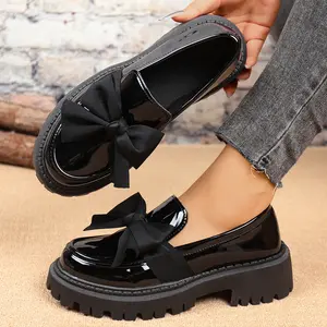 Lacquer leather with high gloss and exquisite bow tie, thick soled loafers Lacquer leather with high gloss and exquisite bow tie, thick soled loafers
