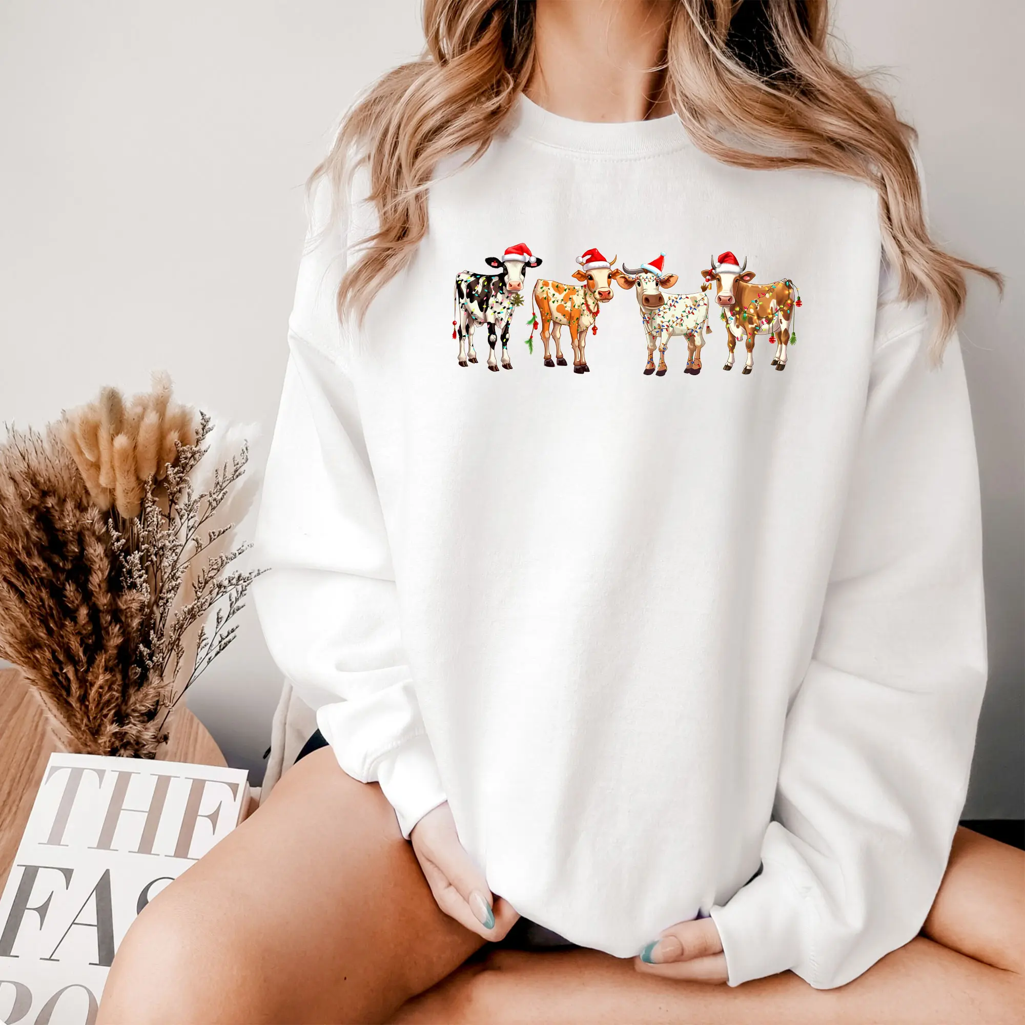 Christmas Cow Sweatshirt, Cute Cow Christmas Santa Hat Lights Sweater, Cow Lover Gifts, Highland Cow Crewneck Sweaters, Farm Christmas Graphic Casual Long Sleeves Tops
