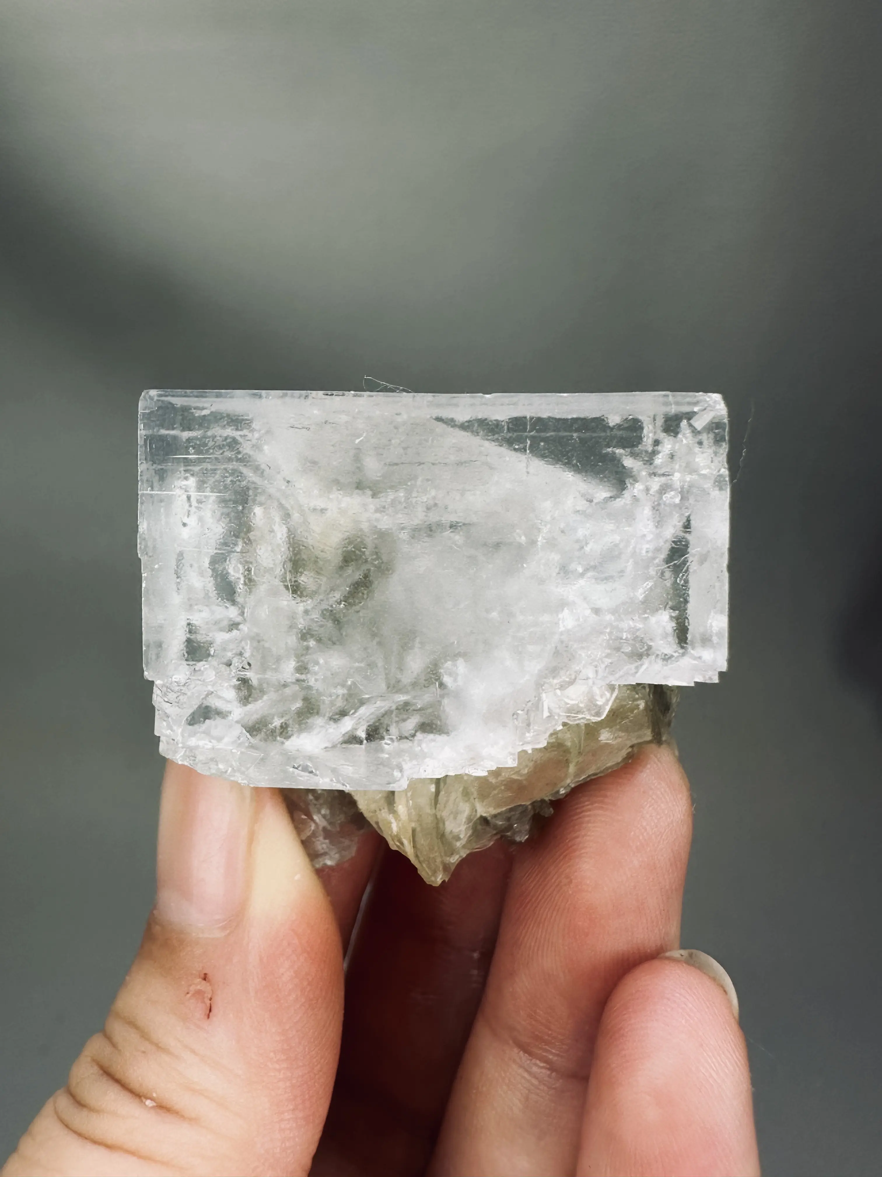 YGX Fluorite- Natural Mineral Specimen for Healing & Meditation - High-Quality Raw Stone for Energy Work & Decor