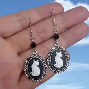 Vintage Gothic White Cat Pattern Drop Earrings Women Vintage Silver Color Frame Creative Hook Earrings Party Jewelry