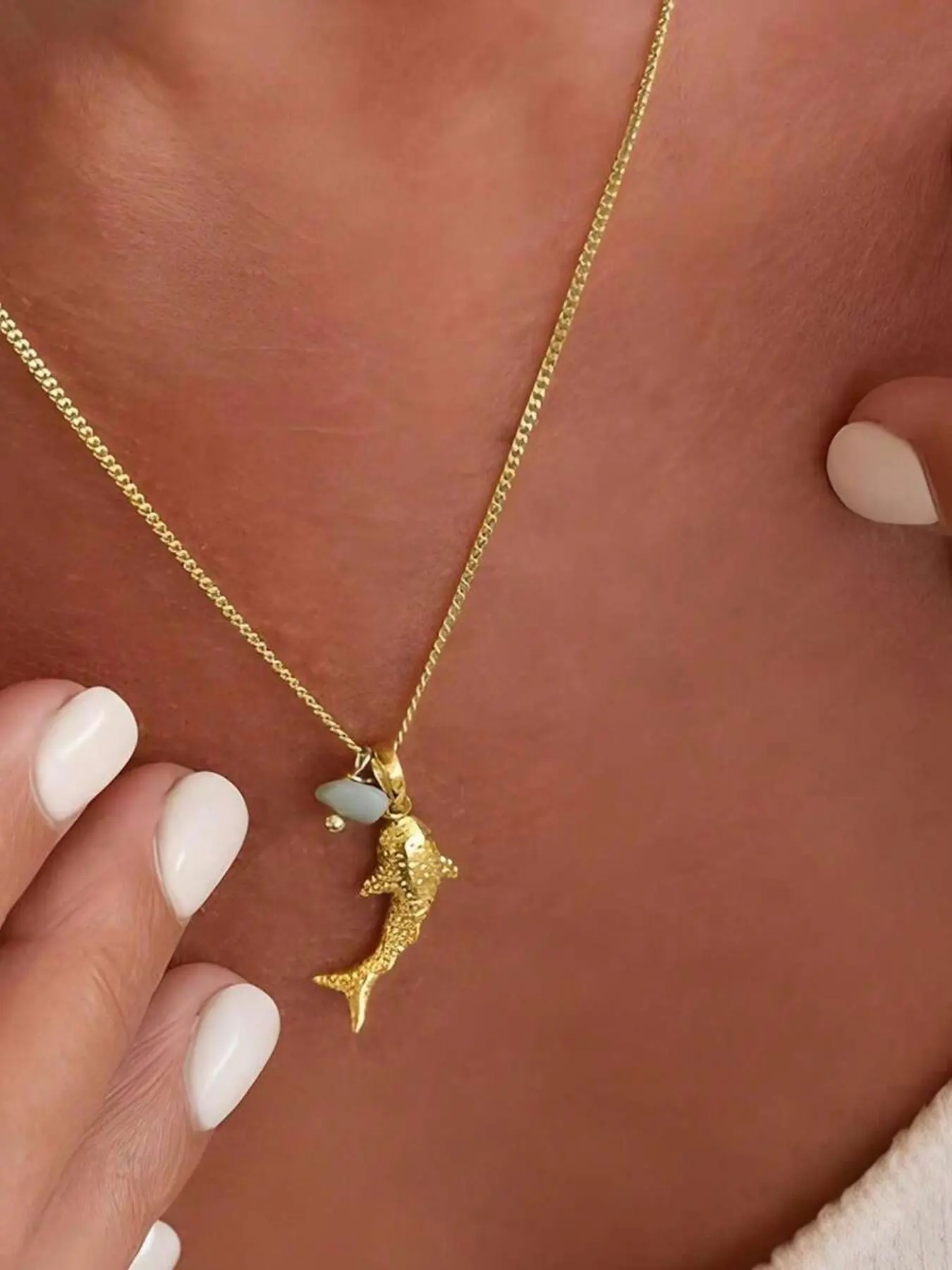 Fashionable Natural Stone Shark Pendant Necklace, Minimalist Chain, Ocean Style Women's Jewelry, Perfect for Daily Wear and Beach Vacations, Ideal Gift, Fashion Accessory Necklace