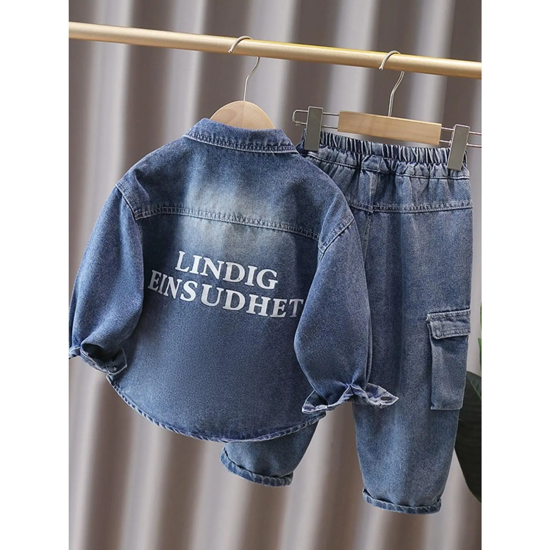 A stylish denim suit boys, perfect spring and autumn. This trendy two-piece set includes a fashionable jacket, is very versatile and easy to match with any outfit, making it an essential choice travel