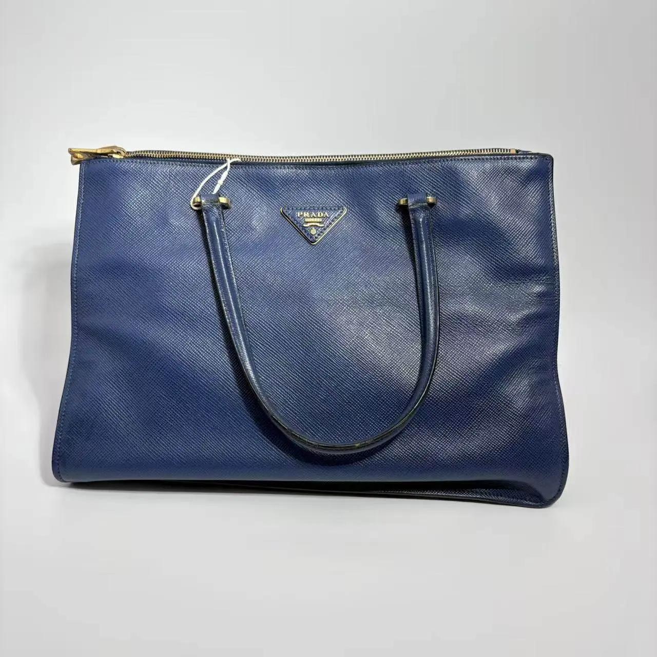 Pre-owned PRADA Italy Clutches & Wristlets Blue Tote Bag Classic Everyday Use Crossbody Bag with Vibrant Blue Color and Sleek Design for Versatile and Practical Use