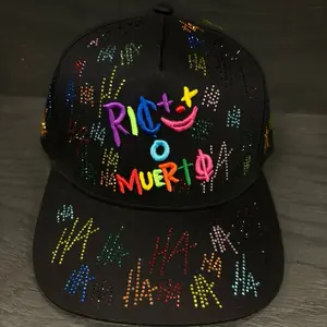 Gorra negra y colores con brillantes
