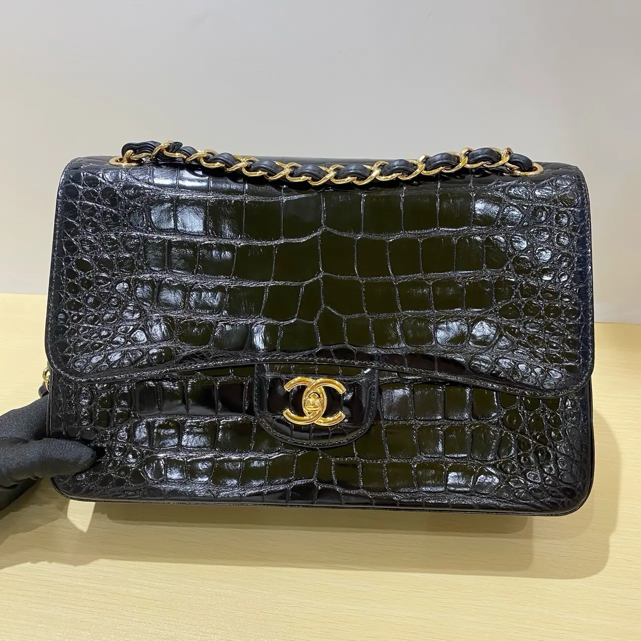 Pre-owned CHANEL Jumbo Classic Crossbody Bag Shiny Texture Alligator, Black, Gold Hardware, Flap Closure, 22 Series Stamp, 2417905, Purses Crossbody Bag