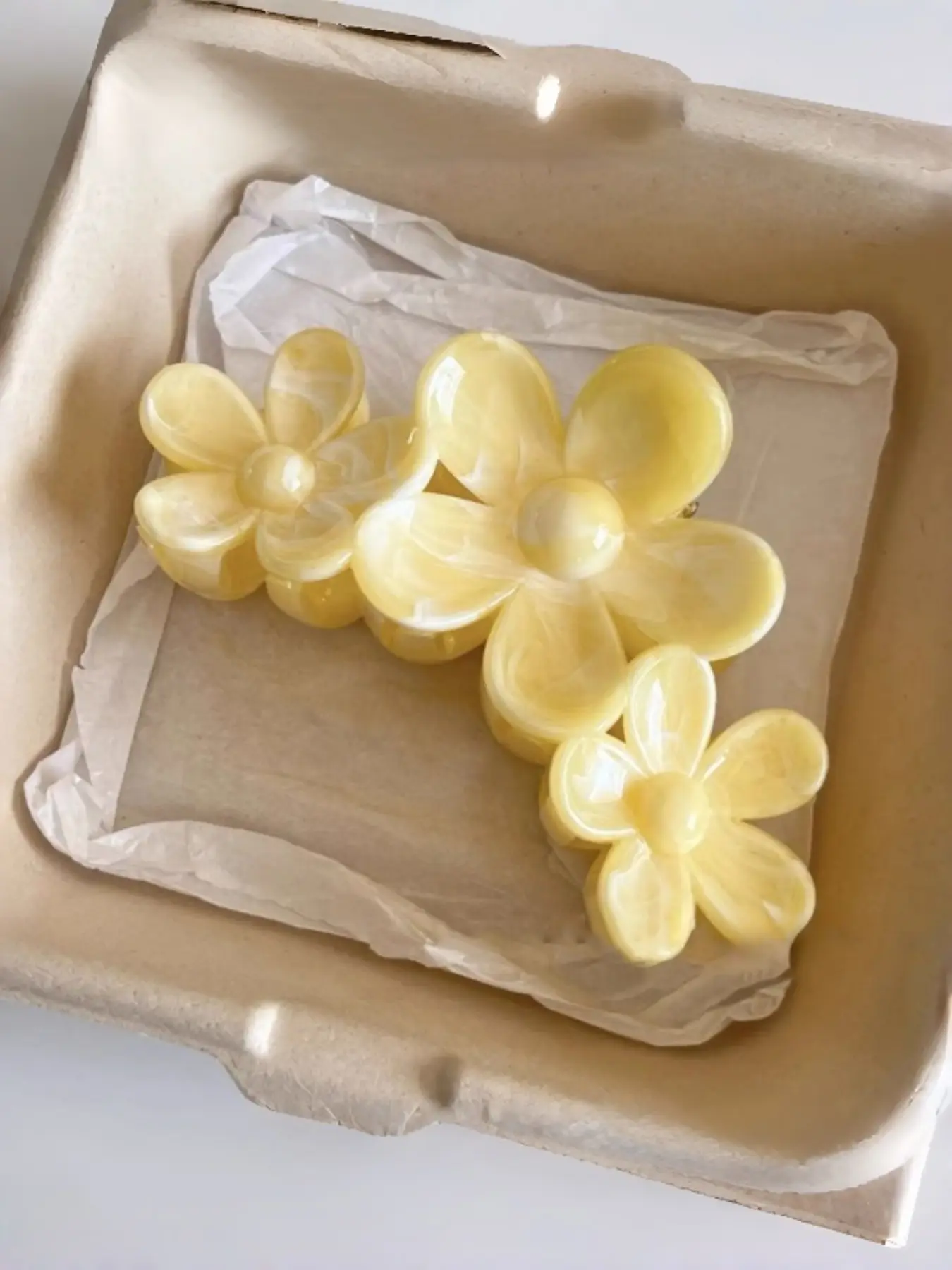 2pcs Beige Floral Hair Claw with Yellow Satin Scrunchie SCOOPS Beauty Flower Scrunchie 2-Pack, Black & Beige Flowers  main image 4