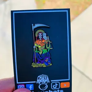 Pines metálicos de la santa chava hats se venden por separado solo incluye 1 pieza por pedido