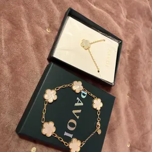 Clienta mostrando Pulsera Van Cleef™