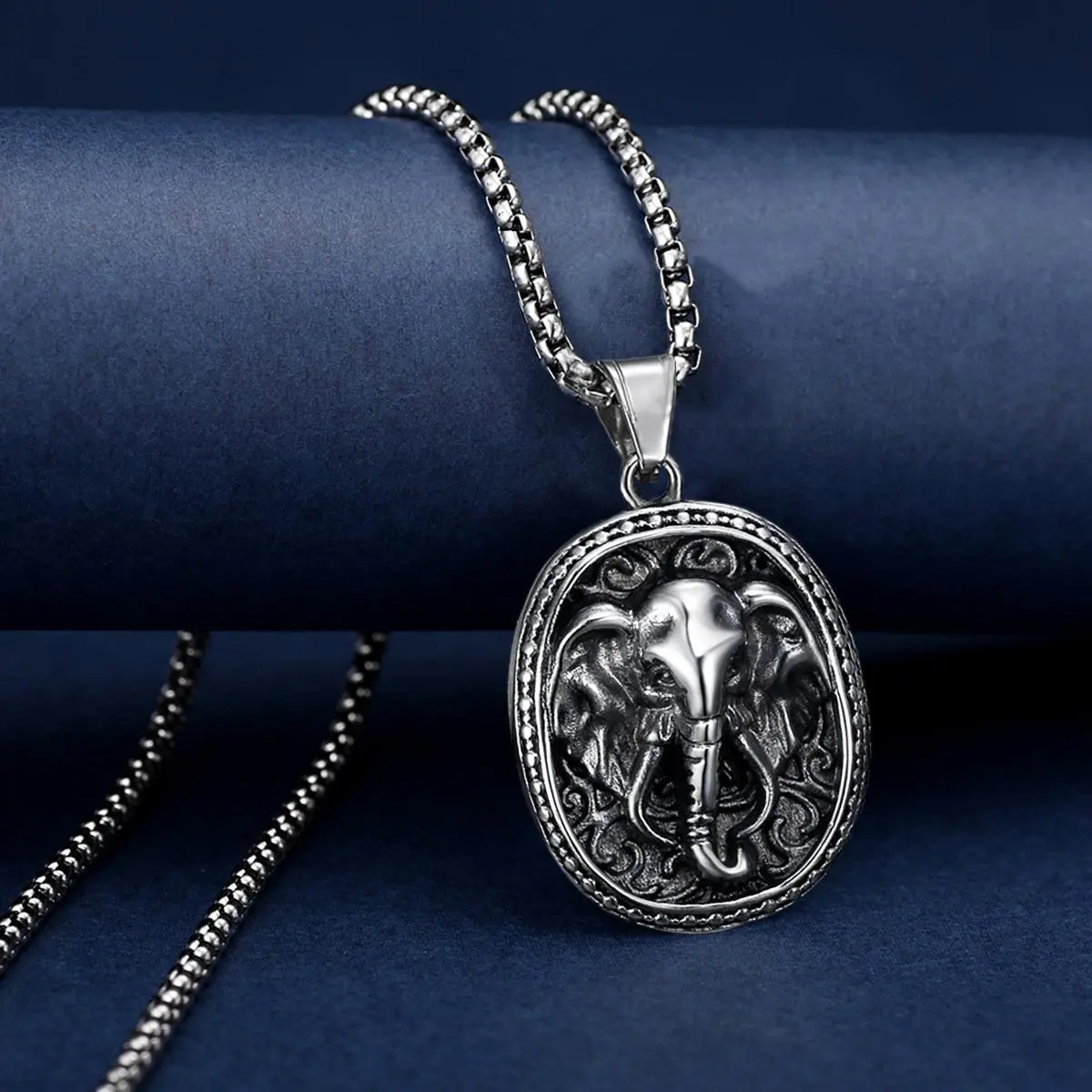 Hip Hop Style Elephant Totem Pendant Necklace, Full of Dominance and Auspicious Symbolism, Made of Stainless Steel Material That Is Wear-resistant and Does Not Fade, Suitable for Daily Wear or Holiday Gifts, and A Must-have Accessory for Fashionistas